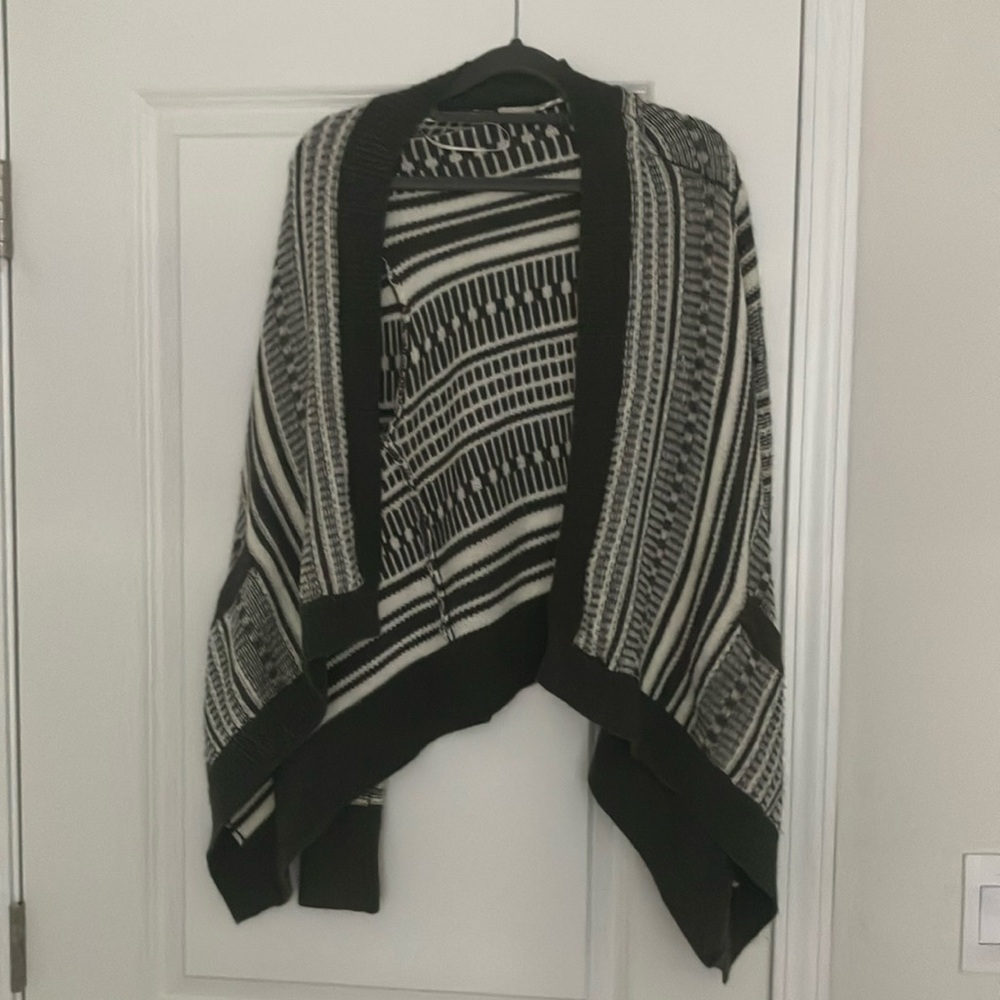 Vestique Black and White Shrug with Geometric Pattern size M